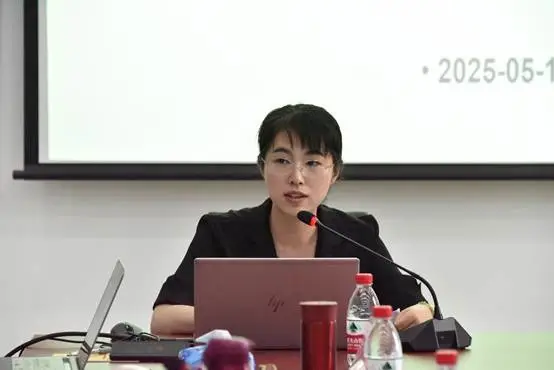 桌子上有人的照片上写着字AI 生成的内容可能不正确。.png