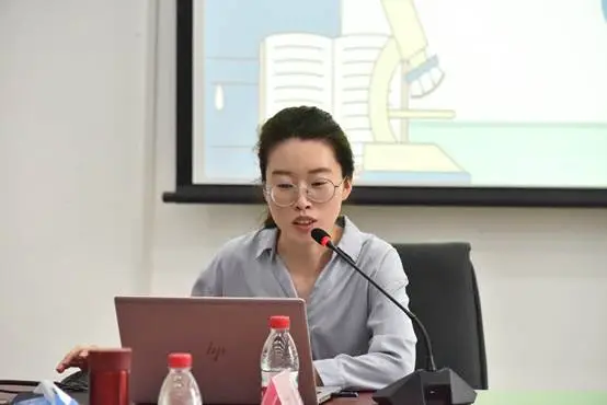 图片包含 人, 室内, 桌子, 窗户AI 生成的内容可能不正确。.png